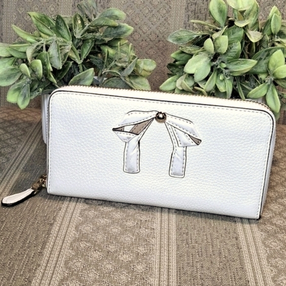 Coach Bow Accordian Leather Zippy Wallet in Chalk off white - Picture 1 of 16